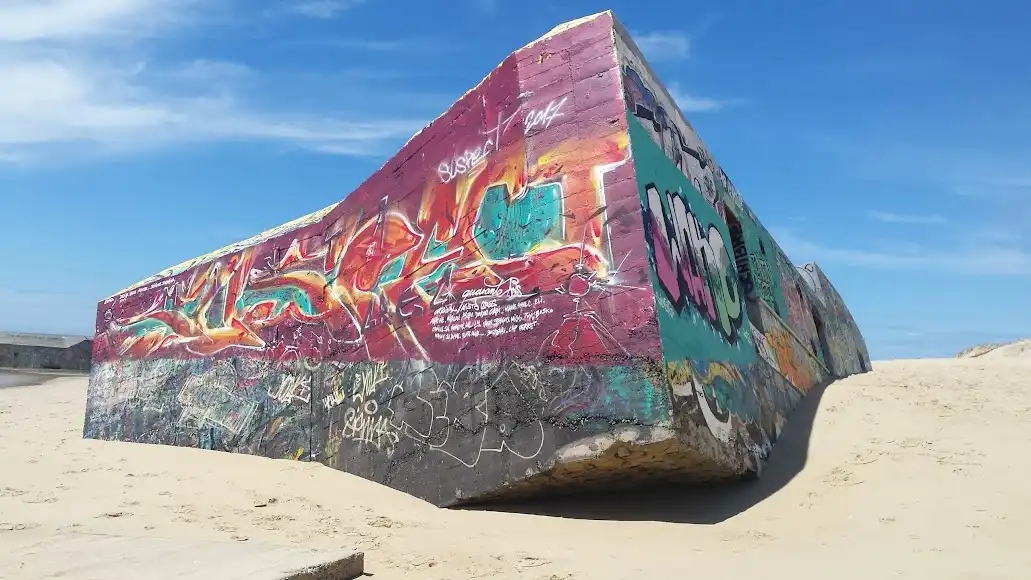 Vue aérienne de la pointe du Cap Ferret avec les blockhaus couchés dans l'eau